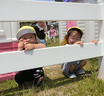 外で遊ぶ園児